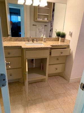 Towels, toilet paper - Beautiful Home Close Galleria and Medical Center (Houston)