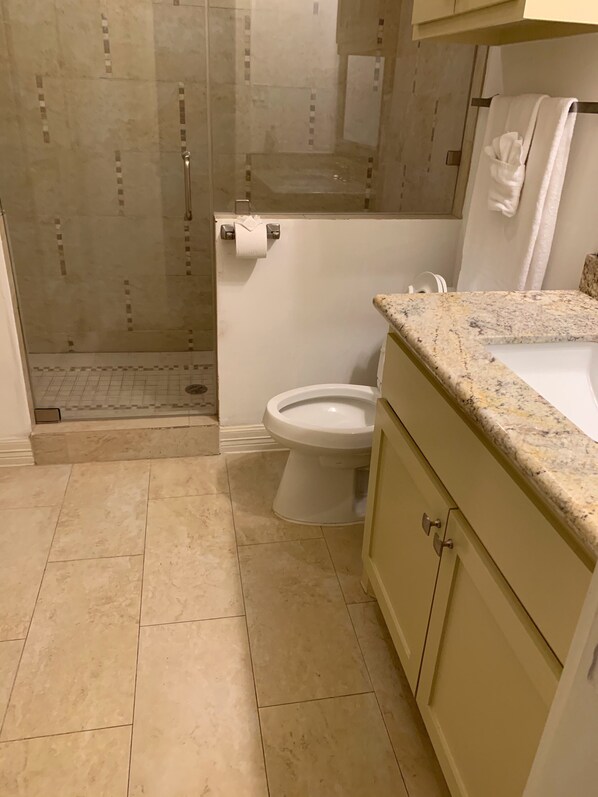 Toallas y papel de baño 