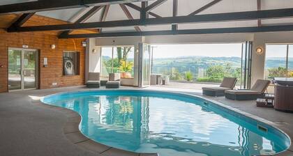 Ivy Cottage - a spacious but cosy cottage for two (+cot) and exceptional leisure facilities