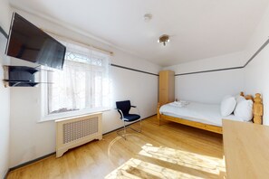4 bedrooms, iron/ironing board, WiFi, bed sheets - Amazing 4 Bed, 2 Bath House with Parking & Garden (London)