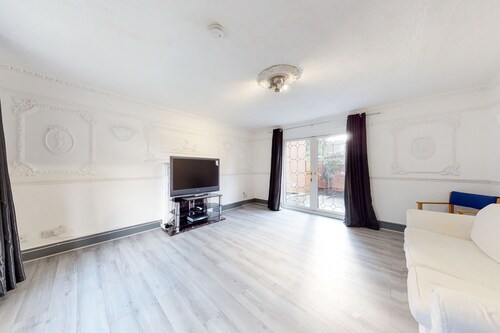 Amazing 4 Bed, 2 Bath House with Parking & Garden