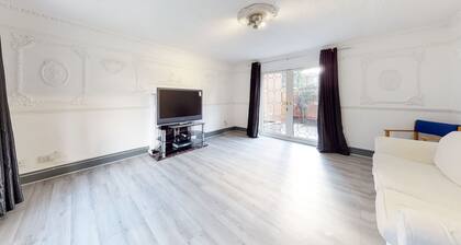 Amazing 4 Bed, 2 Bath House with Parking & Garden