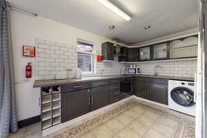 Fridge, microwave, oven, stovetop - Amazing 4 Bed, 2 Bath House with Parking & Garden (London)