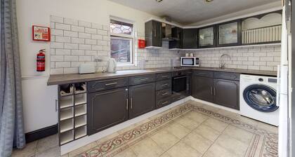 Amazing 4 Bed, 2 Bath House with Parking & Garden