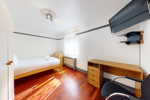 4 quartos, ferros/tábuas de passar roupa, Wi-Fi, roupa de cama