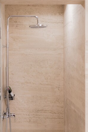 Luxury Apartment, 3 Bedrooms | Bathroom | Shower, rainfall showerhead, free toiletries, hair dryer