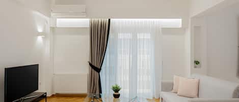 Departamento de lujo, 3 habitaciones | Sala de estar | Smart TV de 45 pulgadas con canales vía satélite, televisión y Netflix