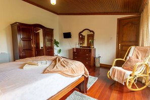1 bedroom, memory-foam beds, WiFi, bed sheets - Romantic suite in exotic fruit orchard (Ribeira Grande)