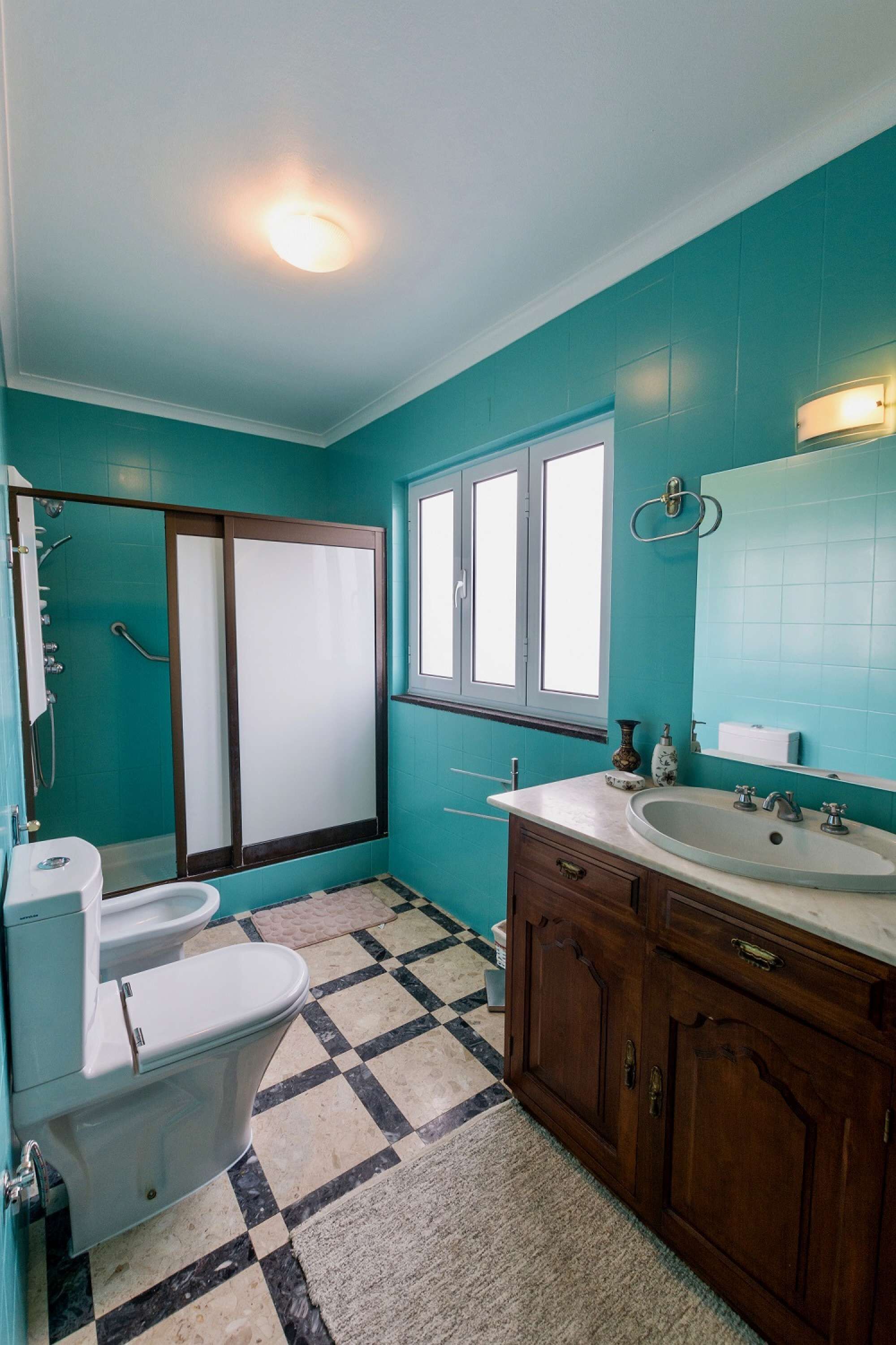 Douche, sèche-cheveux, bidet, serviettes fournies