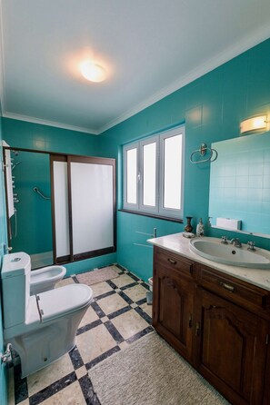 Dusche, Haartrockner, Bidet, Handtücher