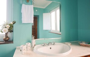 Dusche, Haartrockner, Bidet, Handtücher