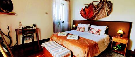 1 bedroom, desk, WiFi, bed sheets