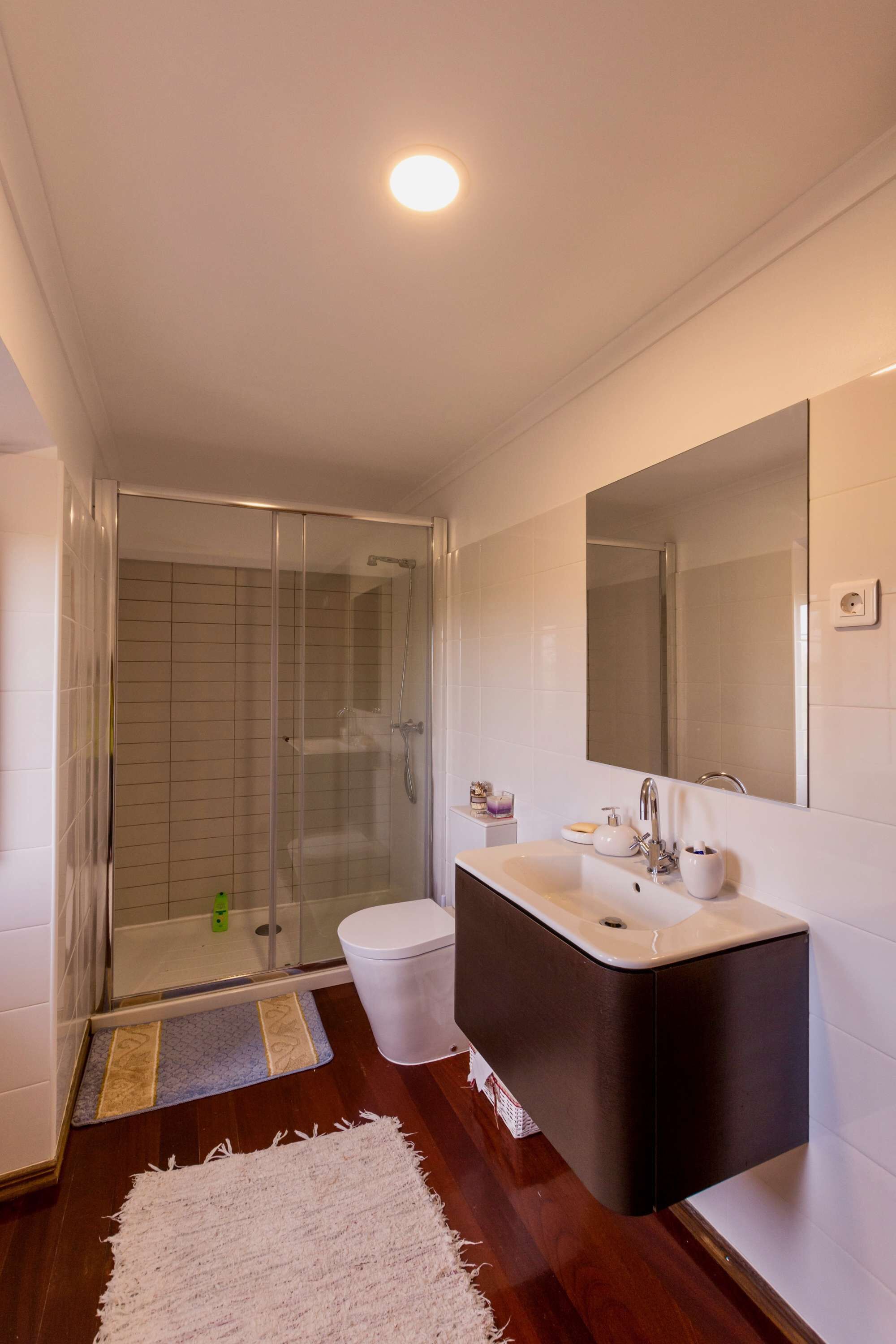 Douche, sèche-cheveux, serviettes fournies