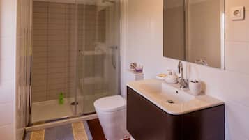 Douche, sĂšche-cheveux, serviettes fournies