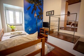 1 camera, una scrivania, Wi-Fi, lenzuola