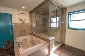 Bathtub, jetted bath, hair dryer, towels - Spanish Style Mansion in NE Tx - Reunions, Group/Corp Retreats, Couples Weekend (Mount Vernon)