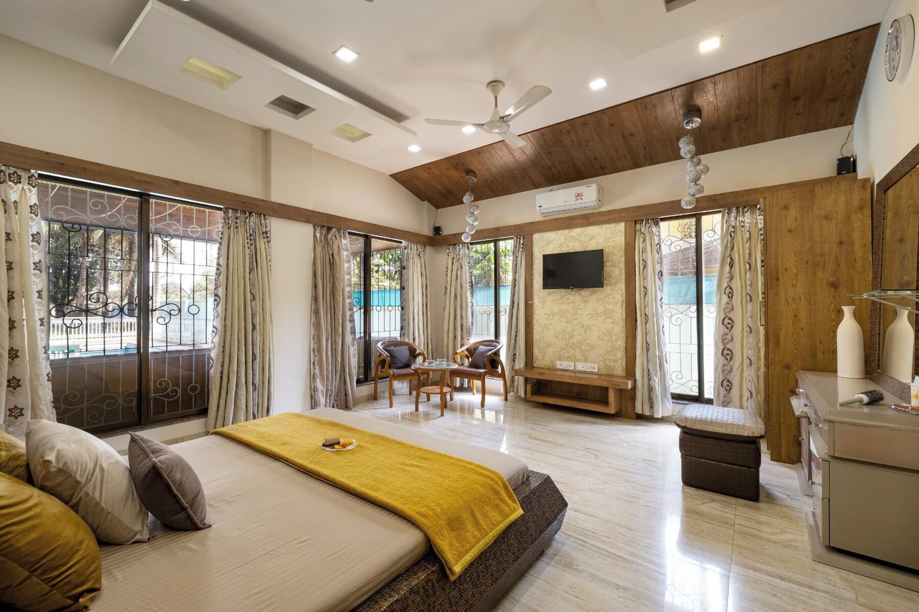 3 BHK Villa | Meja kerja, ruang kerja ramah laptop, dan kedap suara