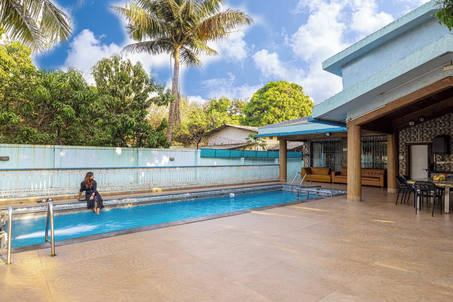 Outdoor pool, sun loungers