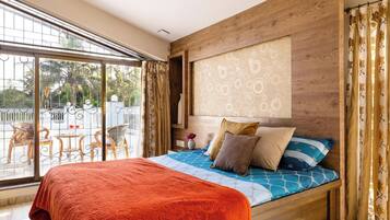 Premium villa | Een bureau, een laptopwerkplek, geluiddichte muren