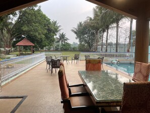 Outdoor pool, pool loungers - Geeta Bhawan (Karjat)