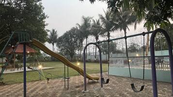 Zona de juegos infantil al aire libre