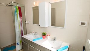Bathroom - Spacious Apartment with Terrace & Shared Pool near Beach in Funtana (Funtana)