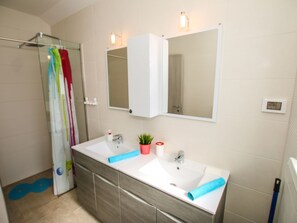 Shower, towels - Spacious Apartment with Terrace & Shared Pool near Beach in Funtana (Funtana)