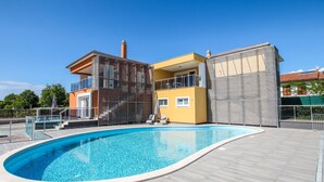 Pool - Spacious Apartment with Terrace & Shared Pool near Beach in Funtana (Funtana)