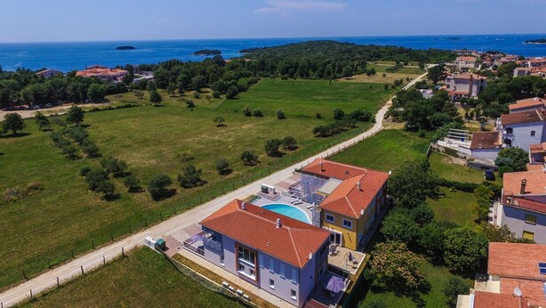 Exterior - Spacious Apartment with Terrace & Shared Pool near Beach in Funtana (Funtana)