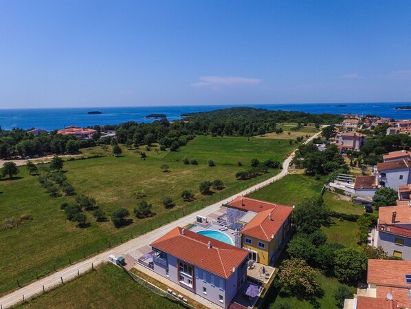 Exterior - Spacious Apartment with Terrace & Shared Pool near Beach in Funtana (Funtana)
