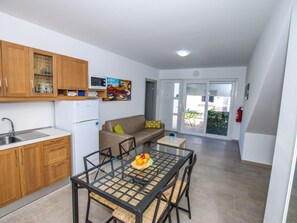 Dining - Spacious Apartment with Terrace & Shared Pool near Beach in Funtana (Funtana)