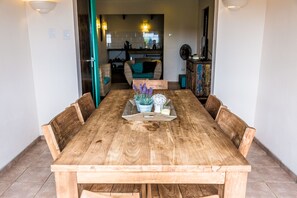 Phòng dành cho gia đình, 2 phòng ngủ | Khu phòng khách | TV màn hình phẳng 35-inch có truyền hình cáp, TV, iPod dock