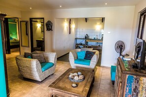 Phòng dành cho gia đình, 2 phòng ngủ | Khu phòng khách | TV màn hình phẳng 35-inch có truyền hình cáp, TV, iPod dock