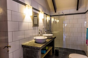 Family Room, 2 Bedrooms | Bathroom | Shower, rainfall showerhead, free toiletries, hair dryer - Ocean View Villas (Kralendijk)