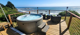 Charming Oceanfront Cottage; Stunning Ocean Views, Hot Tub & Nearby Beach Access