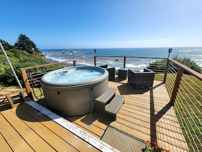 Charming Oceanfront Cottage; Stunning Ocean Views, Hot Tub & Nearby Beach Access