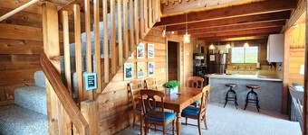 Charming Oceanfront Cottage; Stunning Ocean Views, Hot Tub & Nearby Beach Access