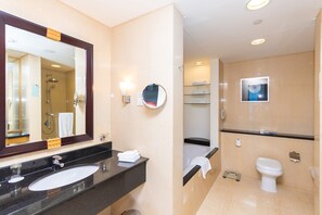 Bathtub, bidet - Ultimate Luxury 2 Bed Apartments at the Residence Shangri-la Dubai (Dubai)