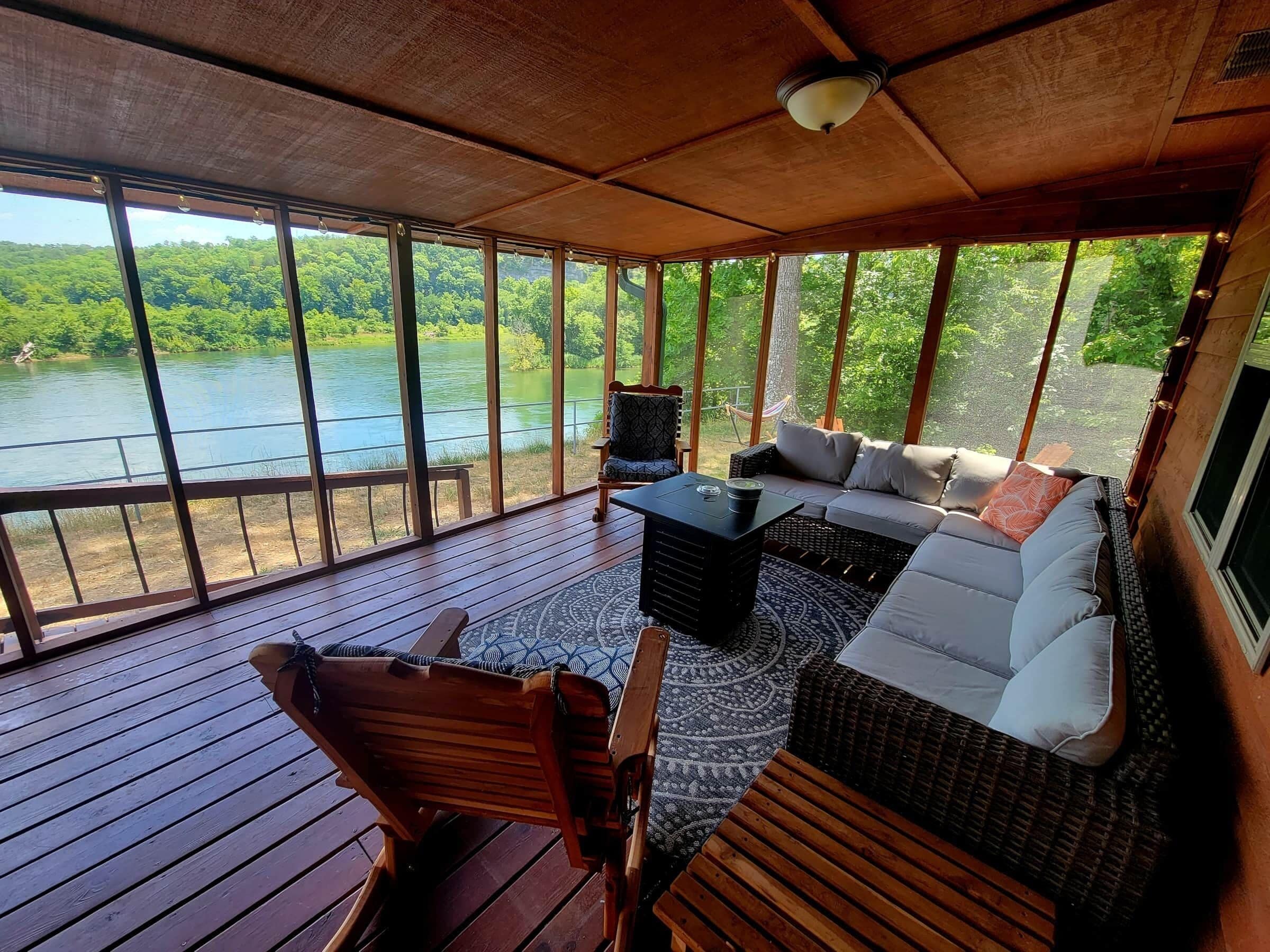 Télévision, cheminée, lecteur de DVD