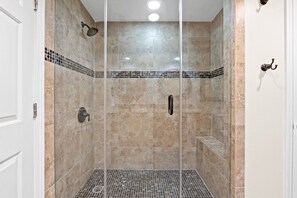 Ensemble baignoire-douche, séchoir à cheveux, serviettes fournies