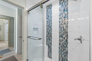 Tina con regadera, secadora de cabello, toallas 