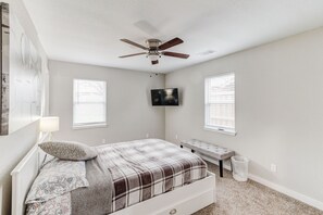 3 bedrooms, iron/ironing board, free WiFi, bed sheets - Walk to World Cup Games 5 out of 5 Stars!! (Arlington)