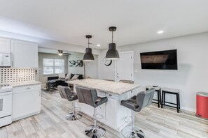 Interior - Walk to World Cup Games 5 out of 5 Stars!! (Arlington)