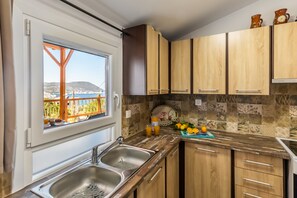Refrigerador, microondas, horno y cafetera y tetera 