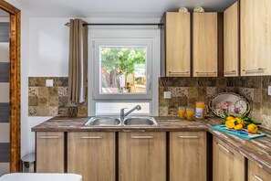 Kühlschrank, Mikrowelle, Ofen, Wasserkocher mit Kaffee-/Teezubehör