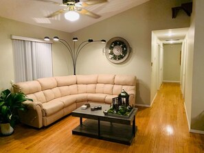 Smart TV, DVD player - THE LAKE HOUSE (Tampa)