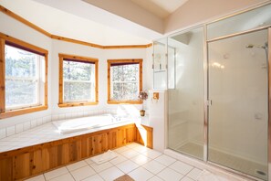 Combined shower/bathtub, jetted bath, hair dryer, towels - Skidder Trail Family Lodge (Truckee)