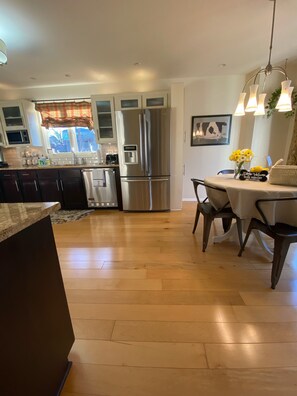 Kjøleskap, mikrobølgeovn, oppvaskmaskin og kaffetrakter/tekoker