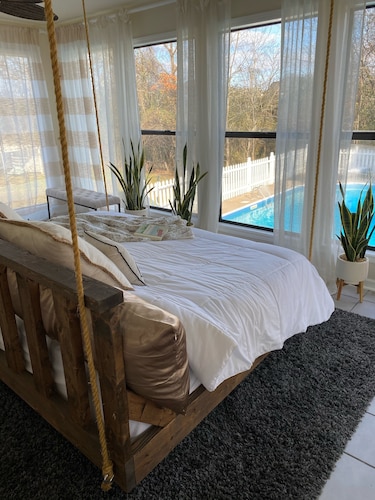 Muletown’s Modern Comfy Cottage w/ inground pool, hot tub, pool table & fire pit