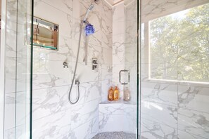 Dusche, Haartrockner, Toilettenpapier